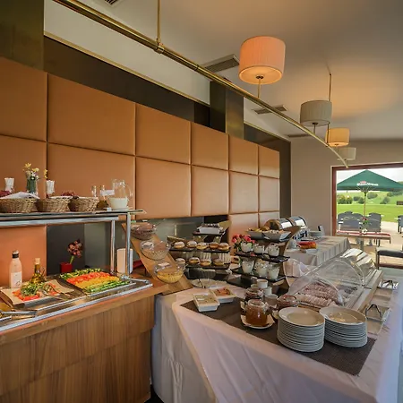 Hotel Grund Golf And Mladé Buky