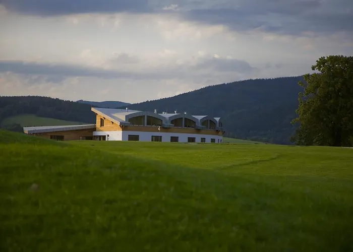 Hotel Grund Golf And Mladé Buky